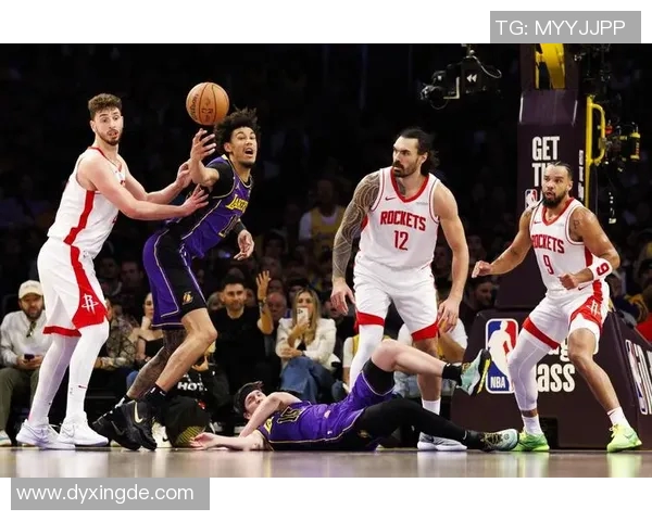 火箭与湖人激战正酣精彩比赛直播全程回顾与分析